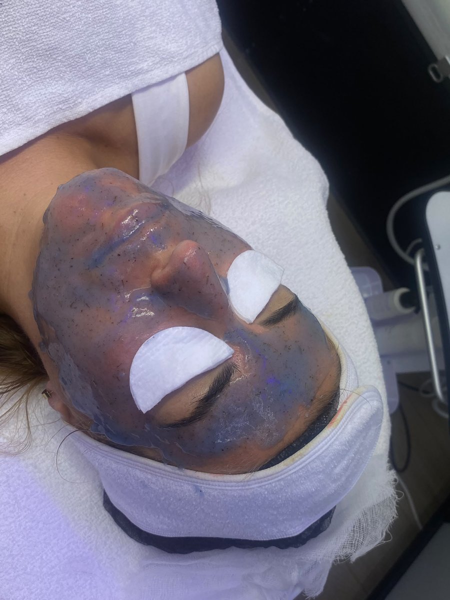 Tratamiento facial y limpieza con mascarilla en centro de estética en Rota