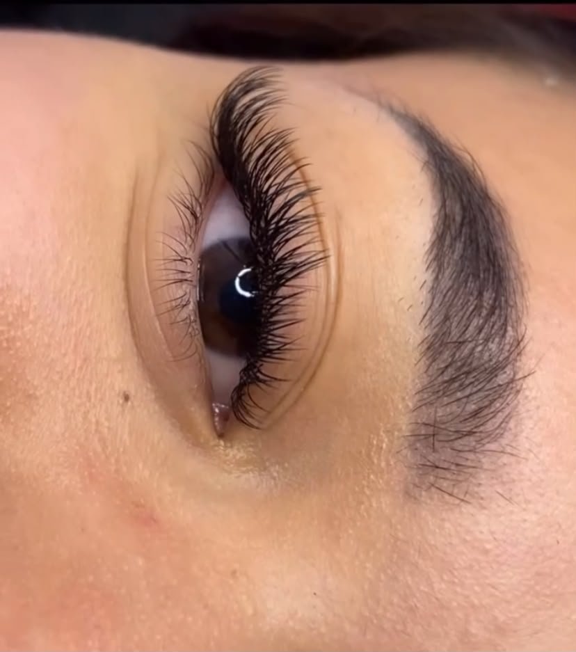 Pestañas clásicas pelo a pelo en centro de estética en Rota